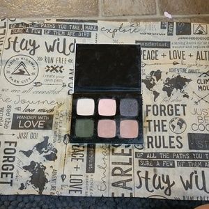 Eyeshadow pallet by limelight